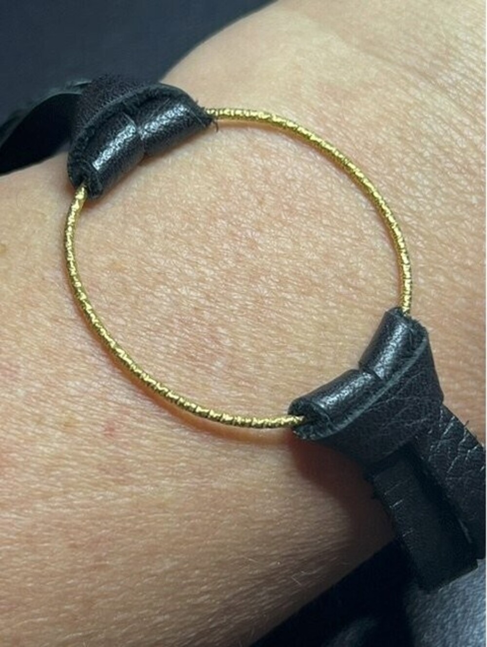 B7320 Dogeared Wrap Bracelet Black Leather Gold Tone Ring Button 7.5"